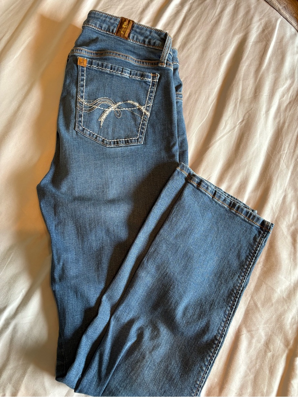 Aura Women's Straight-Leg Jeans in Mid Blue with Pocket Stitching